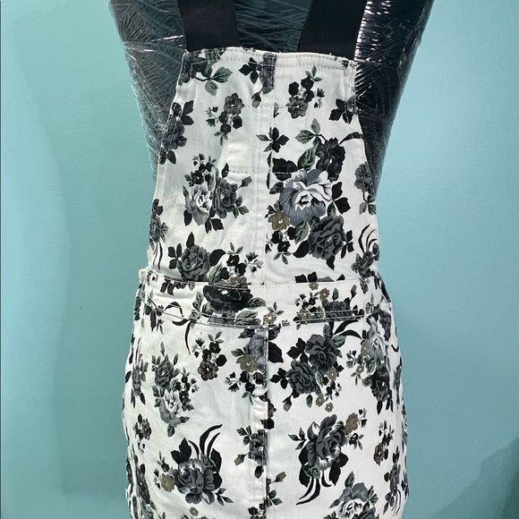 FOREVER21 FLORAL OVER ALLS - Picture 2 of 4